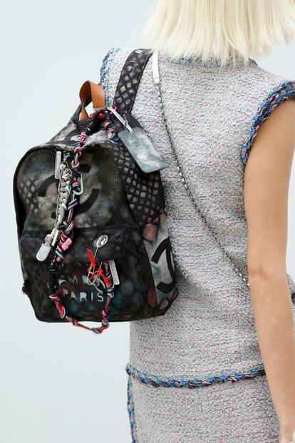 Las mochilas. La calle abraza finalmente la tendencia con la que el káiser de la moda, Karl Lagerfeld, ha vuelto a soprender en su desfile para esta temporada. No falta el punto 'grunge' en la propuesta de Chanel.