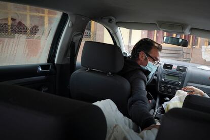 Jesús, en el coche en el que lleva viviendo dos semanas junto a su hija.