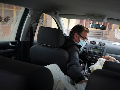 Jesús, en el coche en el que lleva viviendo dos semanas junto a su hija.