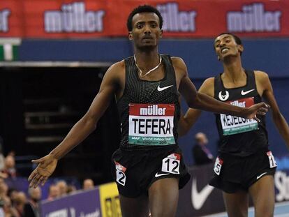 Samuel Tefera supera a Yomif Tejelcha para batir el récord del mundo de 1.500m.