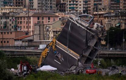 Los bomberos trabajan entre los escombros del puente en Génova, Italia.
