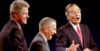 Los tres candidatos a las elecciones presidenciales de Estados Unidos de 1992 se ríen durante el debate: Ross Perot (centro); Bill Clinton (izquierda) y George W. Bush (derecha).