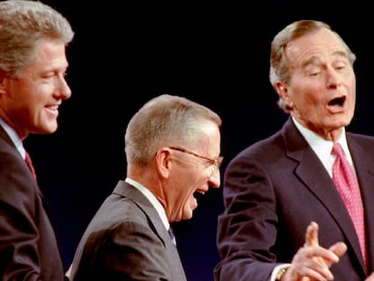Los tres candidatos a las elecciones presidenciales de Estados Unidos de 1992 se ríen durante el debate: Ross Perot (centro); Bill Clinton (izquierda) y George W. Bush (derecha).