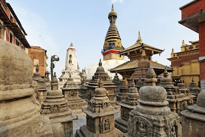 Entre la India y el Tíbet, al sur del Gran Himalaya, a una altitud de 1.500 metros, se halla el valle de Katmandú. Comprende siete conjuntos de monumentos y edificios representativos de la totalidad de las obras históricas y artísticas que lo han hecho mundialmente célebre. El terremoto de 7,9 grados de magnitud en la escala de Richter que sacudió Nepal el pasado 25 de abril elevó el valle 80 centímetros y produjo daños en la mayoría de los monumentos. El editor del 'Nepali Times', Kunda Dixit, dijo que la destrucción era "culturalmente hablando una pérdida incalculable", aunque señaló que serían reconstruidos.