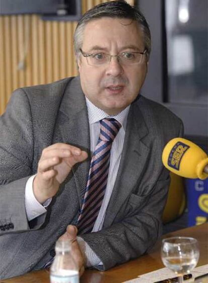 El secretario de Organización del PSOE, José Blanco, durante su entrevista, esta mañana, en la cadena SER.