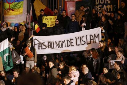 Concentració ciutadana davant de la Borsa a Brussel·les en solidaritat amb les víctimes dels atemptats.
