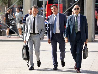 De izquierda a derecha, el abogado de las víctimas, Pedro López Graña, y Francisco Adán y Javier Verdún, los letrados del propietario de Fonda Milagros, este martes en Murcia.