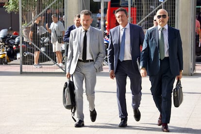 De izquierda a derecha, el abogado de las víctimas, Pedro López Graña, y Francisco Adán y Javier Verdún, los letrados del propietario de Fonda Milagros, este martes en Murcia.