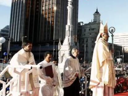 El cardenal y arzobispo de Madrid, Antonio María Rouco Varela, durante la Misa de las Familias en la madrileña Plaza de Colón, con motivo de la festividad de la Sagrada Familia, que concelebra junto a numerosos obispos.