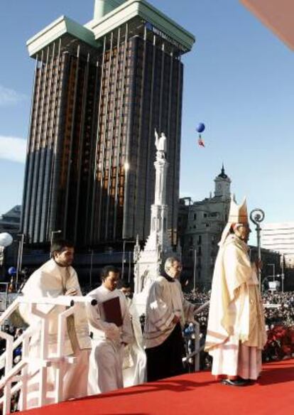 El cardenal y arzobispo de Madrid, Antonio María Rouco Varela, durante la Misa de las Familias en la madrileña Plaza de Colón, con motivo de la festividad de la Sagrada Familia, que concelebra junto a numerosos obispos.