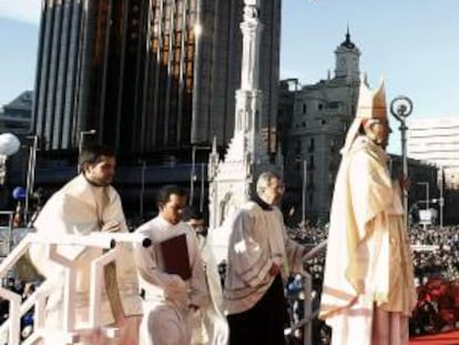 El cardenal y arzobispo de Madrid, Antonio María Rouco Varela, durante la Misa de las Familias en la madrileña Plaza de Colón, con motivo de la festividad de la Sagrada Familia, que concelebra junto a numerosos obispos.