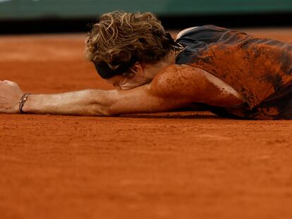 Zverev, tendido tras lesionarse.