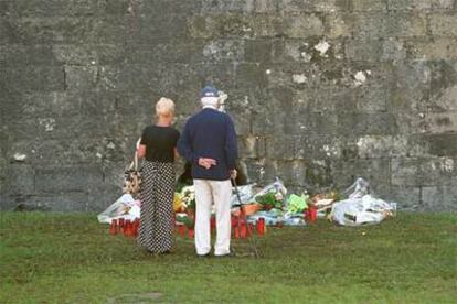 Flores y velas en recuerdo de Jokin a los pies de la muralla de Hondarribia.