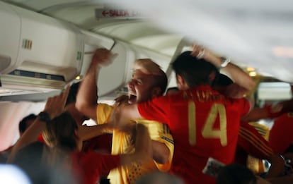 El portero José Manuel Reina, celebrando la victoria en el avión rumbo a España.