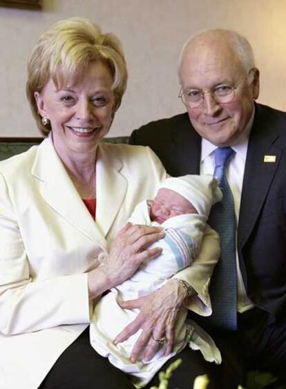 Dick Cheney posa junto a su esposa, Lynne, con el bebé.