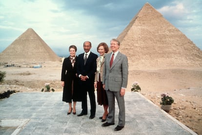 El presidente egipcio Anwar al-Sadat y su esposa Jehan posan con el presidente Jimmy Carter y la primera dama Rosalynn Carter en las pirámides durante una visita diplomática.