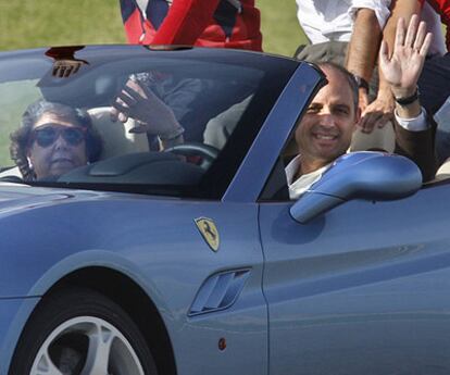 Francisco Camps conduce un Ferrari acompañado de Rita Barberá en el circuito Ricardo Tormo de Cheste (Valencia), en noviembre de 2009.