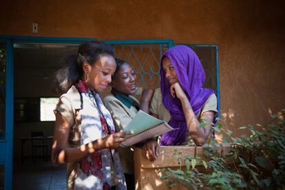 Noviembre 2013. Miriam, junto con unas compañeras, en el descanso de la escuela. Tanto Miriam como Nadia asisten a una escuela privada evangelista en Niamey.
