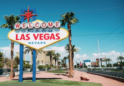 
Desde Booking creen que el fin del distanciamiento social desembocará en una explosión de viajes con amigos y Las Vegas es uno de los destinos favoritos por su oferta de ocio. El hecho de que hasta el noviembre de 2021 no se pudiera viajar a EE UU ha aumentado el deseo de visitar el país, donde también destacan Nueva York y Miami. El favorito para los viajes de novios, según Pangea.