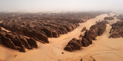 "A cidade de Al-Ula é um museu a céu aberto", diz Anazi, um dos guias que trabalha com os vestígios arqueológicos, "há muita história aqui esperando para ser descoberta". Na imagem, a vista aérea de montanhas do arenito talhadas no deserto de Al-Ula, no noroeste da Arábia Saudita.