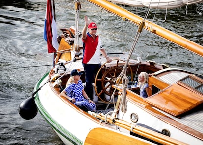 El rey Guillermo de Orange ha salido también a navegar en esta edición con dos equipos de acompañantes. La mañana del miércoles lo hizo con sus antiguos compañeros de la Marina a bordo de su velero ‘Groene Draeck’ (dragón verde). Por la tarde, le acompañaba su cuñada, la condesa Luana y su madre, la princesa Mabel, viuda del hermano del soberano, el príncipe Friso.