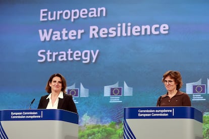 La vicepresidenta de la Comisión Europea Teresa Ribera junto a la comisaria europea de Medio Ambiente, Jessica Roswal, en la presentación de la nueva estrategia.