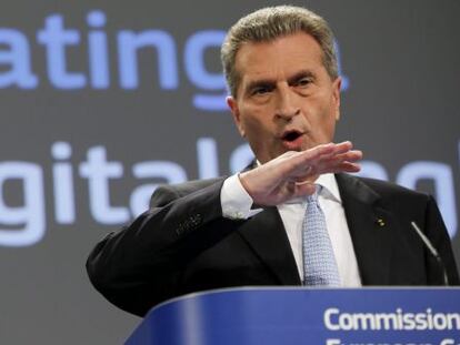 El comisario europeo para Econom&iacute;a y Sociedad Digital, Guenther Oettinger, ofrece una rueda de prensa sobre estrategia de mercado &uacute;nico digital en la sede de la Comisi&oacute;n Europea en Bruselas (B&eacute;lgica).