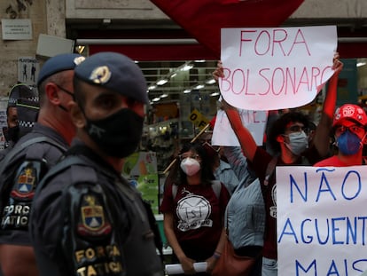 Policias da Força Tática da Polícia Militar de São Paulo patrulham protesto contra o presidente Jair Bolsonaro, na capital, em abril de 2021.