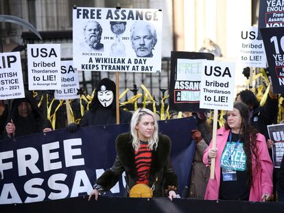 Seguidores de Julian Assange em frente ao tribunal de Londres, nesta sexta-feira.