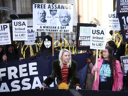 Seguidores de Julian Assange em frente ao tribunal de Londres, nesta sexta-feira.