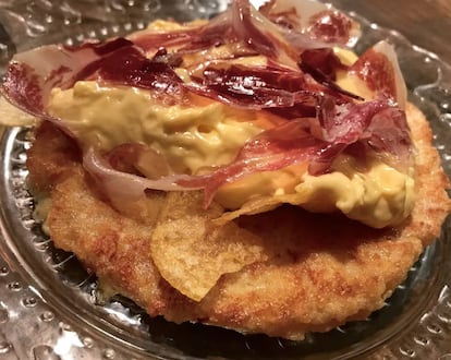 TORTILLA DE PATATAS DEL RESTAURANTE PROBAR, ELABORADA CON LAS PATATAS DE BOLSA DE LA CHURRERÍA SAN JUAN / CAPEL 