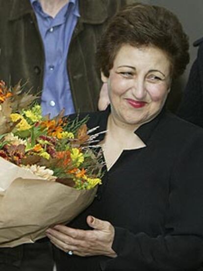 Shirín Ebadí, ayer en París, antes de dirigirse a la prensa.