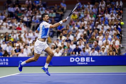 Djokvoic golpea la pelota durante la semifinal contra Shelton en la Arthur Ashe.