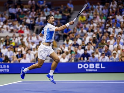 Djokvoic golpea la pelota durante la semifinal contra Shelton en la Arthur Ashe.