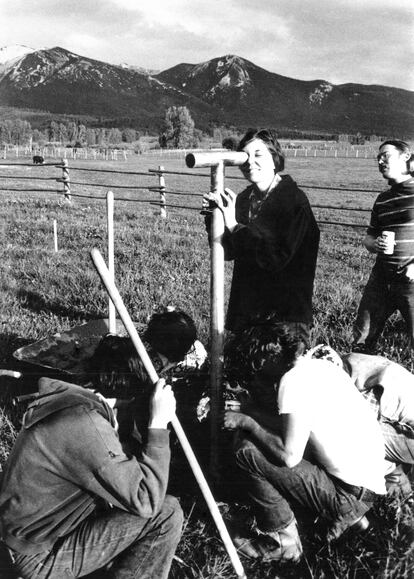 Nancy Holt instala uno de sus 'locators', que servían para observar puntos casi invisibles de un paisaje urbano o natural, en Montana en 1972.