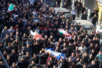 Una multitud durante el funeral de las víctimas en Yenín, este jueves.