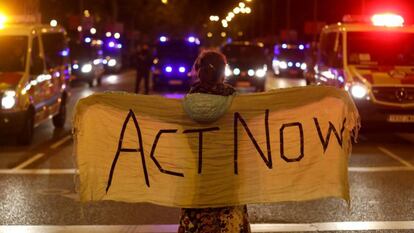 Una manifestante, con una pancarta con el lema