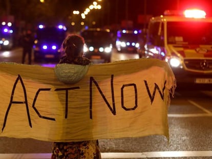 Una manifestante, con una pancarta con el lema