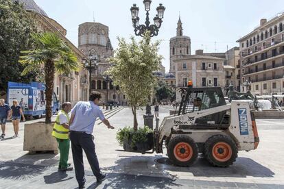 Operarios del Ayuntamiento de Valencia instalan maceteros a modo de obstáculos en la plaza de la Virgen de Valencia como obstáculos al paso de vehículos tras los últimos atentados terroristas en Cataluña.