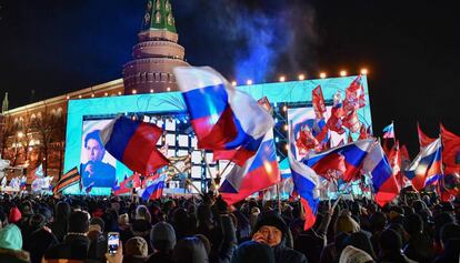 Centenas de partidários de Putin comemoram em Moscou o anúncio dos resultados provisórios, neste domingo.