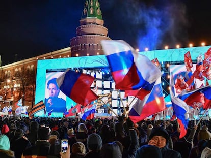 Centenas de partidários de Putin comemoram em Moscou o anúncio dos resultados provisórios, neste domingo.