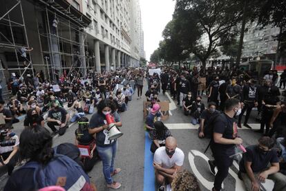 Vestidos de preto, manisfestantes fizeram ato contra o racismo e o presidente Jair Bolsonaro no Rio de Janeiro.