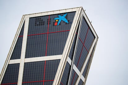 La imagen de CaixaBank luce en la torre Kio de Bankia.
