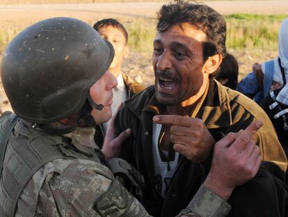 Un sirio discute con un soldado turco mientras intenta atravesar la frontera por el paso fronterizo más cercano a Ras al Ain, localidad bombardeada por la aviación siria.