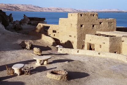 Las 27 habitaciones dobles están dispuestas en apartamentos construidos con piedra, tierra y agua salada mediante técnicas ancestrales.