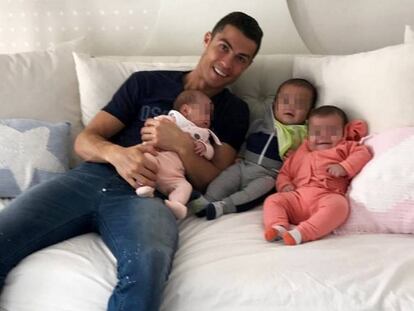 Cristiano Ronaldo con tres de sus hijos.