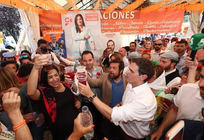 Desde la izquierda, Begoña Villacís, Ignacio Aguado, Miguel Ángel Gutiérrez y Albert Rivera, en la caseta de Ciudadanos. 