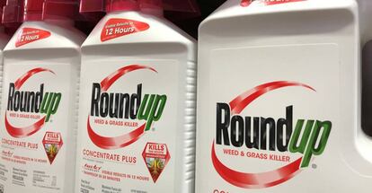 Botes del herbicida Roundup, de Monsanto (Bayer).