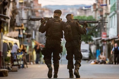 Agentes del Batallón de Operaciones Especiales de la Policía Militar patrullan el Complexo da Maré, en Río.