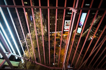 Hasta 104 luces de neón se encienden y apagan cada 30 segundos en el cartel publicitario que corona el Edificio Carrión, tan característico de la imagen nocturna de la ciudad de Madrid. Conocido por la escena de la película 'El Día de la Bestia', dirigida por Álex de la Iglesia, pesa 100 kilos e imitaba el modelo de otros edificios de la época como Picadilly Circus o Times Square.